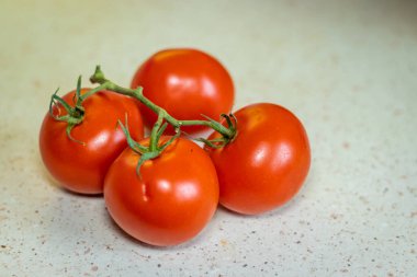 Mutfak tezgahında olgun, kırmızı domatesler.