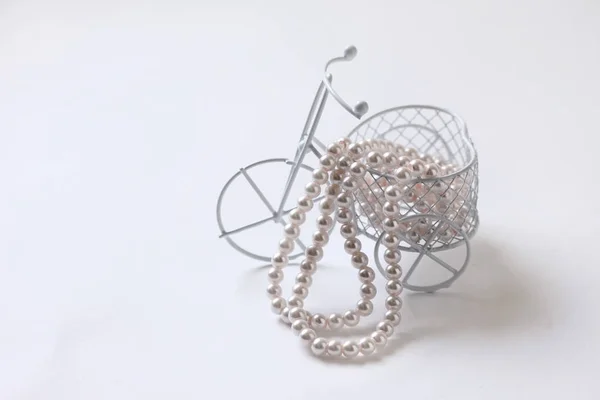 Gül kolye ve yumuşak ışık ile yaratıcı kompozisyon.