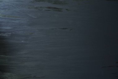 Siyah arkaplan ve ahşap zemin