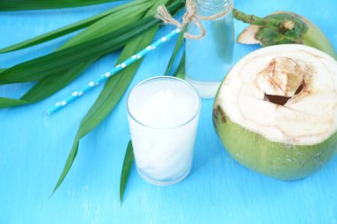 Hindistan cevizi suyu ve hindistan cevizi suyu bardakta.