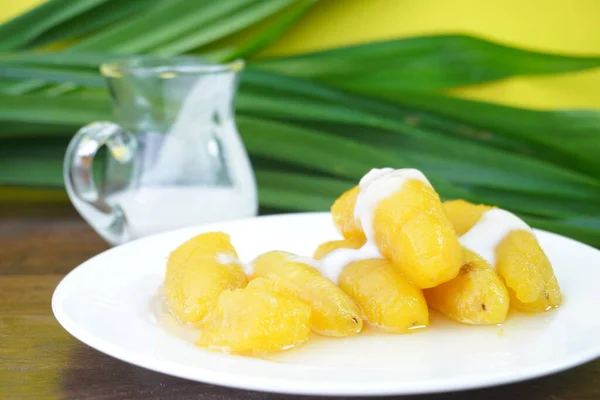 Şerbetli muz ve hindistan cevizi sütü, Tayland tatlısı.