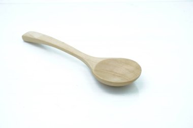 Beyaz arka planda tahta kaşık