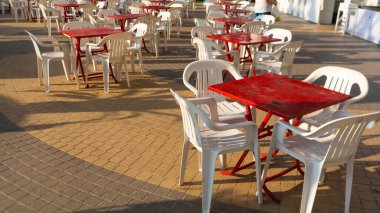 Sanırım o beyaz plastik sandalyeler parti için hazırlanmıştı.