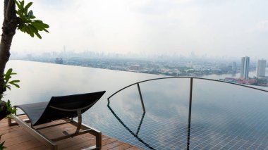 Solda sisli bir hava var. Rahatlamak için bir sandalye var.. 