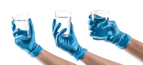 Niektóre Ręce Niebieską Rękawicą Lateksową Trzymającą Szklaną Wodę — Zdjęcie stockowe