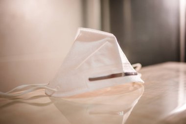 Koronavirüsü önlemek için koruyucu yüz maskesi