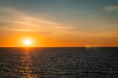 Denizin üzerinde gün batımı