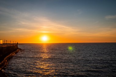 Denizin üzerinde gün batımı