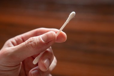 Pamuklu çubuk tutarken