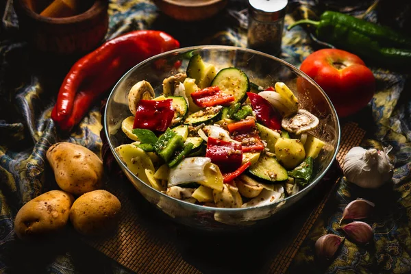 Gemüse Einer Glasschüssel Marinieren Gemüsespieße Zuzubereiten — Stockfoto