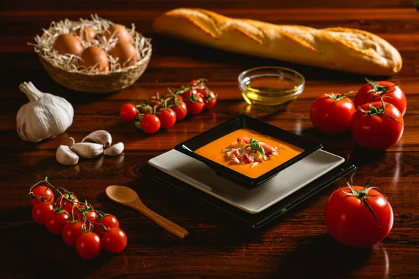 Kare tabakta Cordovan Salmorejo için tipik İspanyol tarifi.