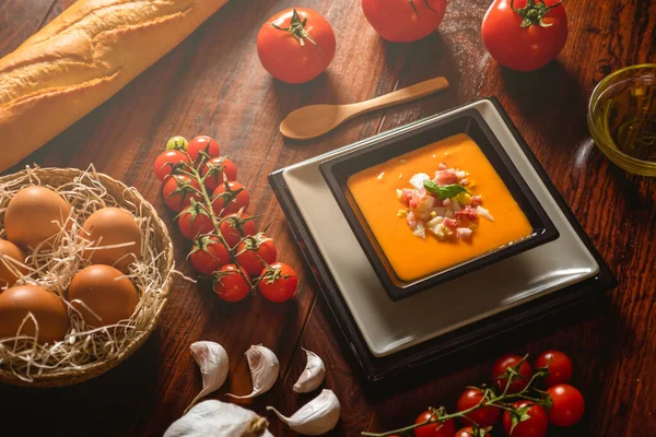 Kare tabakta Cordovan Salmorejo için tipik İspanyol tarifi.