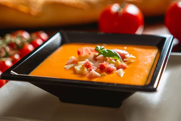Kare tabakta Cordovan Salmorejo için tipik İspanyol tarifi.