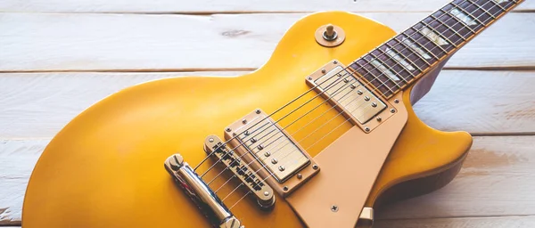 Piękny Klasyczny Złoty Gitara Elektryczna Białym Drewnianym Stole Miejsca Kopiowania — Zdjęcie stockowe