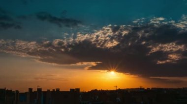 Gökyüzünde az bulut ve turuncu deniz mavisi tonuyla Vallecas şehrinde gün batımı zamanı..