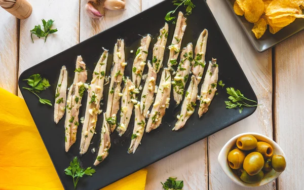 Tostadas De Trigo Sarraceno Con Jamón De Queso De Cabra Y Arúgula Sobre Un  Plato De Bambú Sobre Una Mesa De Madera Foto de archivo - Imagen de  serrano, desayuno: 188096104