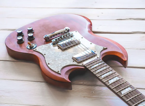 Guitarra Elétrica Clássica Vermelha Branca Uma Mesa Madeira Branca Com — Fotografia de Stock