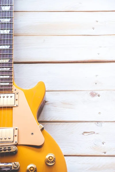 Krásná Klasická Zlatá Elektrická Kytara Bílém Dřevěném Stole Kopírovacím Prostorem — Stock fotografie