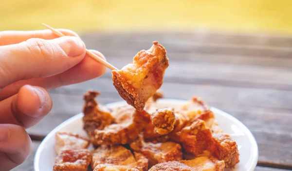 Mano Sosteniendo Trozo Cortezas Cerdo Fritas Llamado Torreznos Con Palillo —  Fotos de Stock