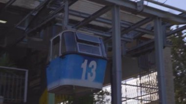 Madrid tramvayı güneşli bir günde Parque del Oeste ve Casa de Campo üzerinde uçuyor.. 