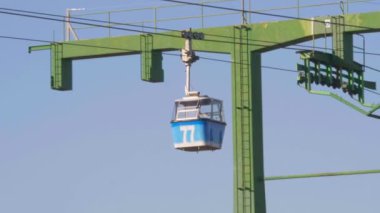 Madrid tramvayı güneşli bir günde Parque del Oeste ve Casa de Campo üzerinde uçuyor.. 