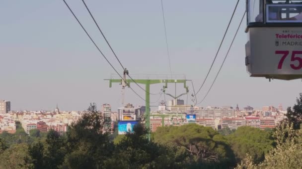 Madrid Teleférico Sobrevoando Parque Del Oeste Casa Campo Dia Ensolarado — Vídeo de Stock