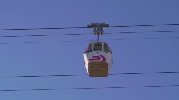 Madrid Cable Car Flying Parque Del Oeste Casa Campo Sunny — Stock Video