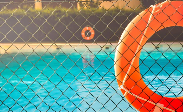 Pohled Bazén Slanou Vodou Plotu Pomerančovým Záchranným Člunem Slunečného Letního — Stock fotografie