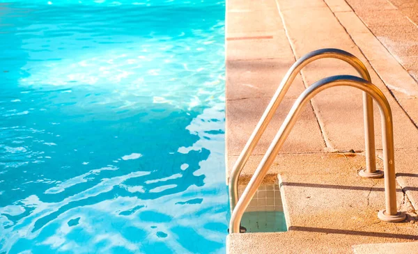 Escadas Metal Uma Piscina Água Salgada Dia Verão — Fotografia de Stock