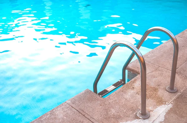 Escadas Metal Uma Piscina Água Salgada Dia Verão — Fotografia de Stock