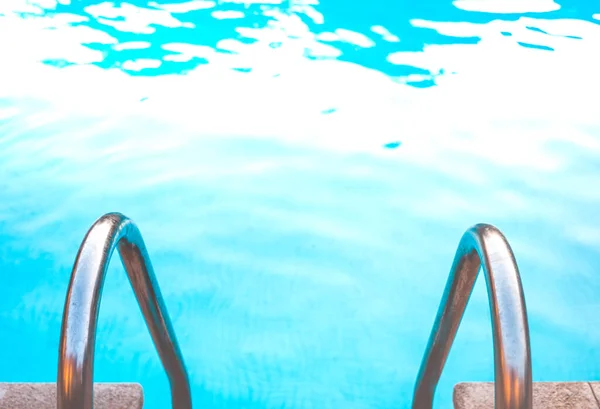 Металлическая Лестница Бассейна Соленой Водой Летний День — стоковое фото