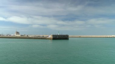 Gezinti güvertesi ve feribottan görünen Cdiz limanı güneşli bir günde Puerto de Santa Mara 'ya yelken açıyor..