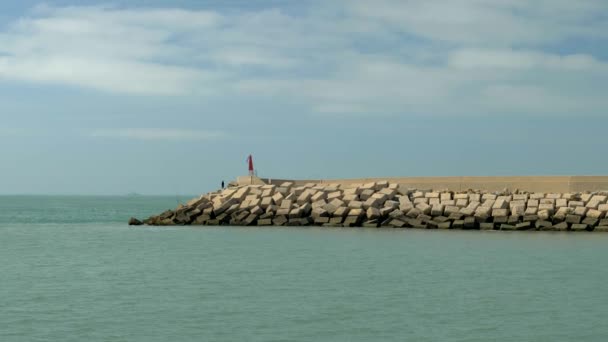 Breakwater Del Puerto Santa Mara Cdiz Con Hombre Pescando Visto — Vídeo de stock