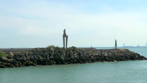 加的斯圣玛利亚港的防波堤 有一座维根 卡门纪念碑 在阳光明媚的一天 带着一些云彩从渡口望去 — 图库视频影像
