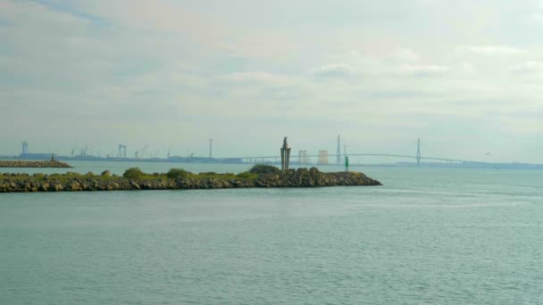 Breakwater Puerto Santa Mara Cdiz Med Ett Monument Virgen Del — Stockvideo