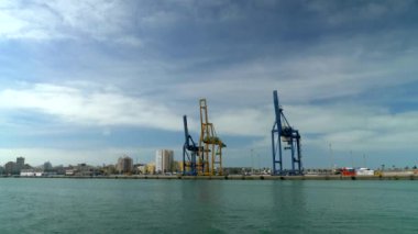 Gezinti güvertesi ve feribottan görünen Cdiz limanı güneşli bir günde Puerto de Santa Mara 'ya yelken açıyor..