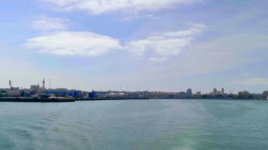 Gezinti güvertesi ve Cadiz limanı güneşli bir günde feribottan Santa Maria 'ya giderken görüldü..
