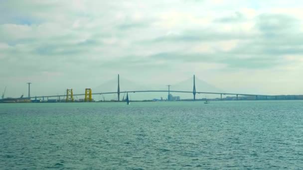 Cdiz Deki Puente Constitucin Spanya Bulutlu Bir Günde Feribotla Denize — Stok video