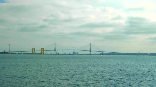 Puente Constitucin Cdiz Španělsko Viděn Moře Plachtění Trajektem Oblačného Dne — Stock video
