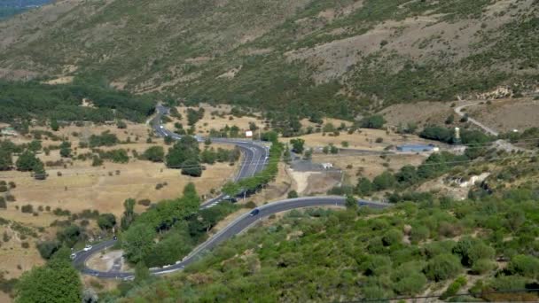 Vista Aérea Una Carretera Con Curvas Medio Una Montaña Con — Vídeos de Stock