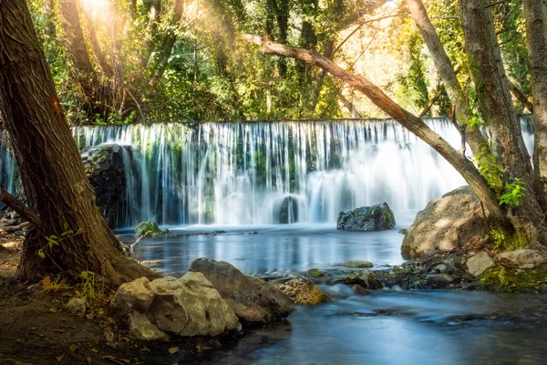 Madrid 'de Cascada del Hervidero adı verilen doğal şelale, bitki örtüsü ve kayalar arasında güneş ışığı.. 