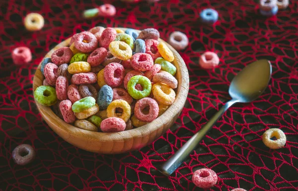 Cereales Coloridos Frutas Redondas Tazón Madera Sobre Una Mesa Roja —  Fotos de Stock