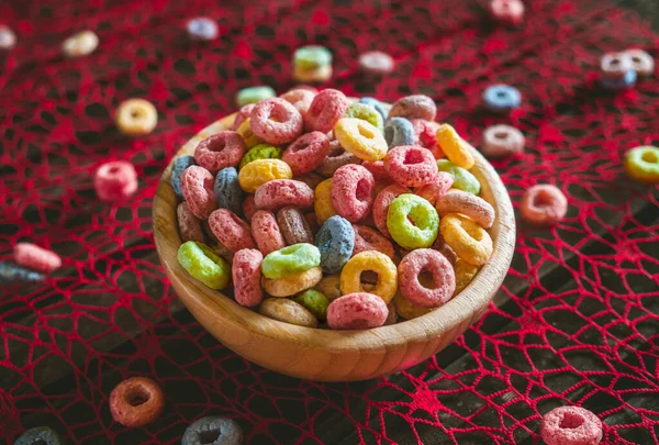 Cereales Coloridos Frutas Redondas Tazón Madera Sobre Una Mesa Roja —  Fotos de Stock