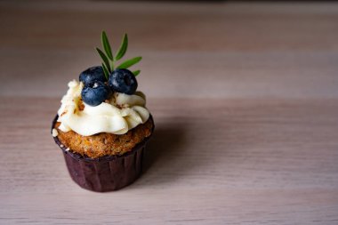 Çikolata parçacıklı yaban mersinli kek. Çikolata soslu.