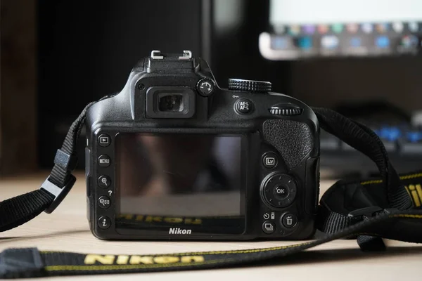 Fotoğraf çekmek için Nikon Kamerası