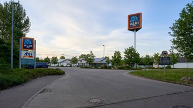 Altbach, Almanya - Mai 09, 2020: Logolu Aldi Park. ALDI Sued, Almanya 'nın batısında ve güneyinde 1770' in üzerinde şubesi bulunan bir perakende şirketidir. Altbach, Almanya.