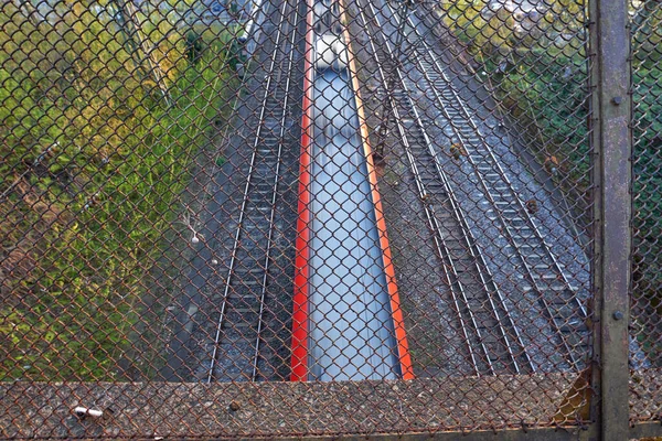Osobní Vlak Červených Jízdách Pod Růžovým Kamenným Parkem Motiv Uprostřed — Stock fotografie