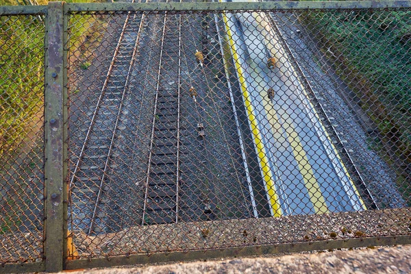 노란색으로 열차는 빠르게 터널로 들어가고 철도는 그림에서 오른쪽에 초점이 균형잡힌 — 스톡 사진