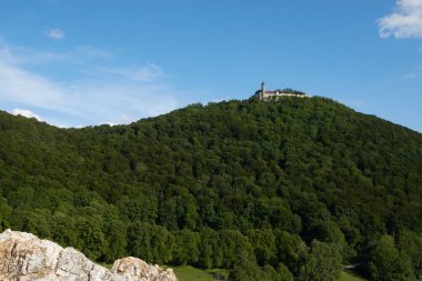 Tepeden Teck Kalesi manzarası, küçük kaya çıkıntıları. Yazın mavi gökyüzü. Owen, Almanya..