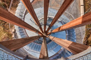 Bir kule inşaatı Almanya 'daki bir galeriden aşağı doğru fotoğraflanmıştır..